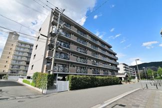 【外観】 | 2沿線2駅が利用できるので各方面への移動が便利な立地です。駐車場確保済みなので車をお持ちの方でも安心です