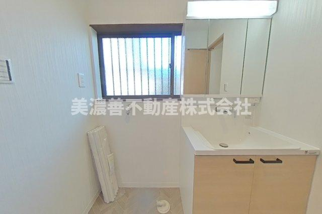 ６４３５０　岐阜市上土居中古戸建ての洗面所