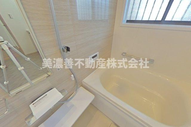 ６４３５０　岐阜市上土居中古戸建ての浴室