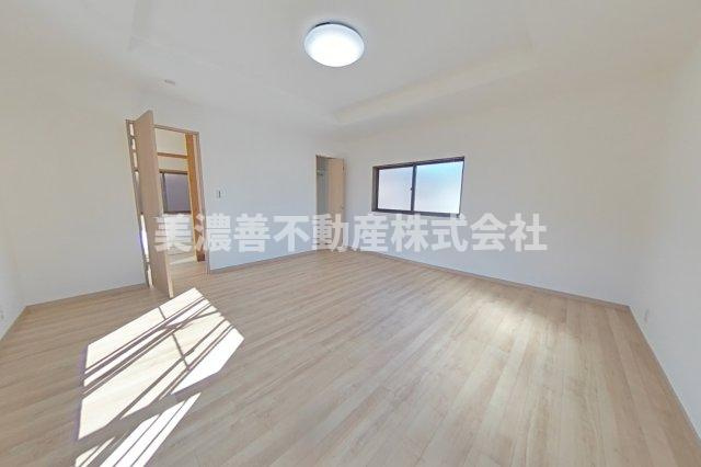 ６４３５０　岐阜市上土居中古戸建ての洋室