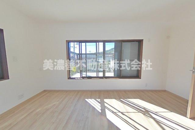 ６４３５０　岐阜市上土居中古戸建ての洋室