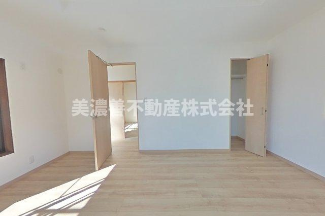 ６４３５０　岐阜市上土居中古戸建ての洋室