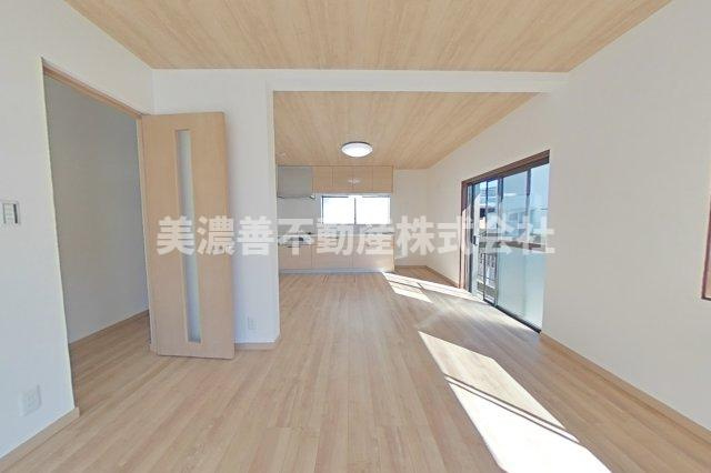 ６４３５０　岐阜市上土居中古戸建ての居間・リビング