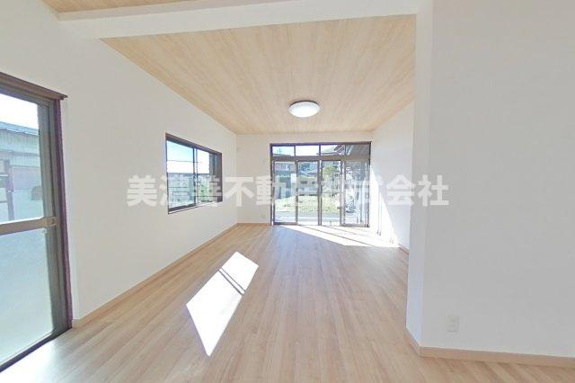 ６４３５０　岐阜市上土居中古戸建ての居間・リビング