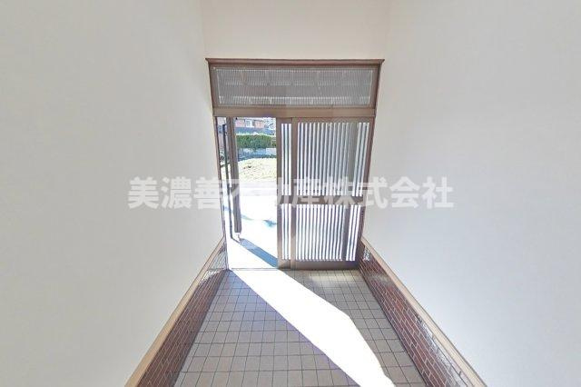 ６４３５０　岐阜市上土居中古戸建ての玄関