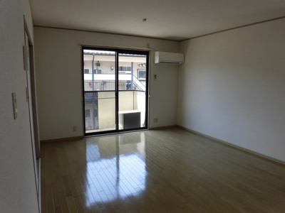 【居間・リビング】 | フリーデン山川 | 居間です