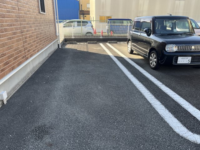クローバーライフの駐車場