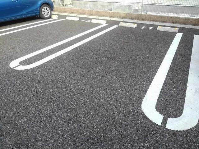 エレガンテ　ヴィラⅢの駐車場