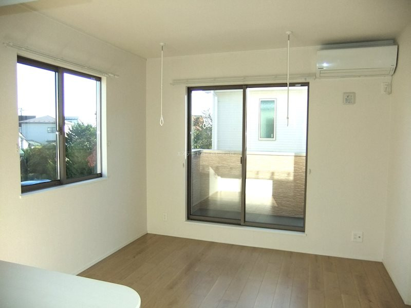 フルールポミエ　Bの居間・リビング|東側に窓があります