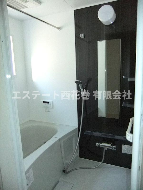 フルールポミエ　Bの浴室|追焚風呂、浴室に窓がるので明るいです。