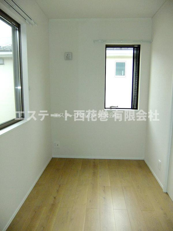 フルールポミエ　Ａの寝室|角部屋なので東側にも窓があります。