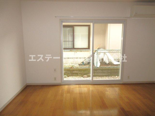 ブルージュの居間・リビング|エアコンあります