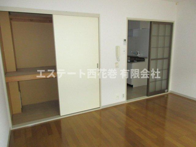 ブルージュの寝室|窓から入口方面を見て