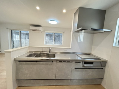 【キッチン】 | 高取南二丁目　新築 | 対面式システムキッチン　リビングダイニングが見渡せご家族との会話も増えますね