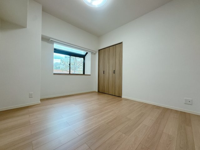 【洋室】 | ライオンズマンション筑紫丘☆仲介手数料無料☆ | たとえ。小さかろうとやっぱり窓のある・なしは大きく違うもの。あるんです。窓。差し込む光はちゃんと朝を教えてくれるみたいです。