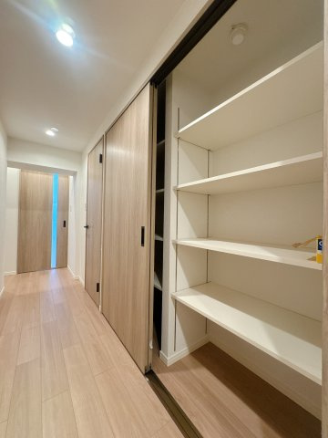 【収納】 | ライオンズマンション筑紫丘☆仲介手数料無料☆ | ふとしたスペースに、活かされた収納。生活を支えるのはこんな気遣い。適度な高さで仕切られた「段」が実用的でいいですね♪