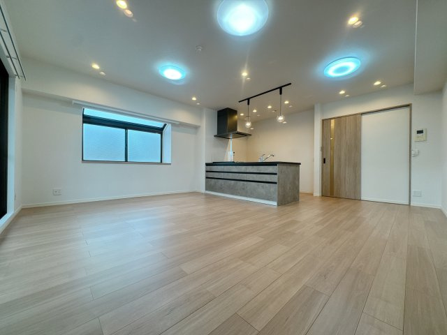 【居間・リビング】 | ライオンズマンション筑紫丘☆仲介手数料無料☆ | ゆっくりくつろげるLDKは大きな窓からたっぷりの日差しが取り込める心地の良い空間。日中は明かりが無くても過ごせます。