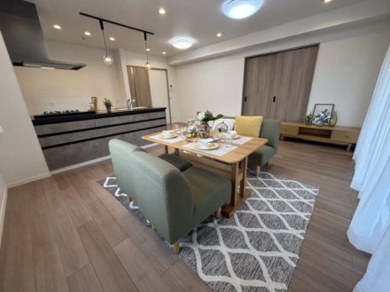 【居間・リビング】 | ライオンズマンション筑紫丘☆仲介手数料無料☆ | 現地には家具を設置しているので、実際の広さを是非現地で確認しに来てください♪