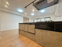 【キッチン】 | ライオンズマンション筑紫丘☆仲介手数料無料☆ | 冷蔵庫を置いても、まだまだ十分な作業スペース。ご家族で並んで料理も楽しいものです。