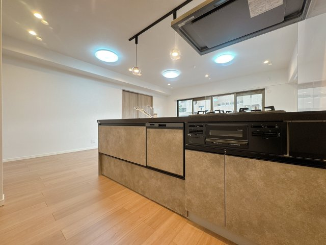 【キッチン】 | ライオンズマンション筑紫丘☆仲介手数料無料☆ | 冷蔵庫を置いても、まだまだ十分な作業スペース。ご家族で並んで料理も楽しいものです。