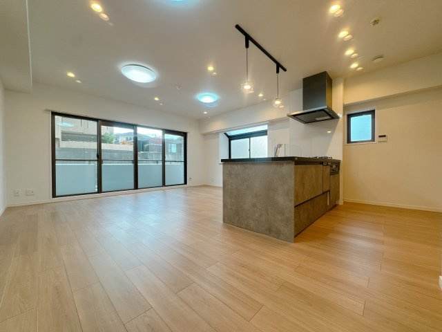 【居間・リビング】 | ライオンズマンション筑紫丘☆仲介手数料無料☆ | 柔らかな光と風が入り込むこの場所を、家族の笑顔と笑い声で満たせば、そのとき初めてこの空間は完成するんです。