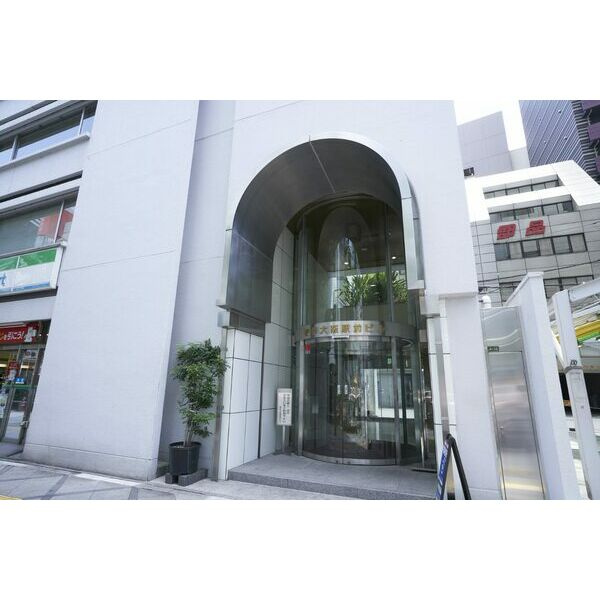 若杉大阪駅前ビルのエントランス