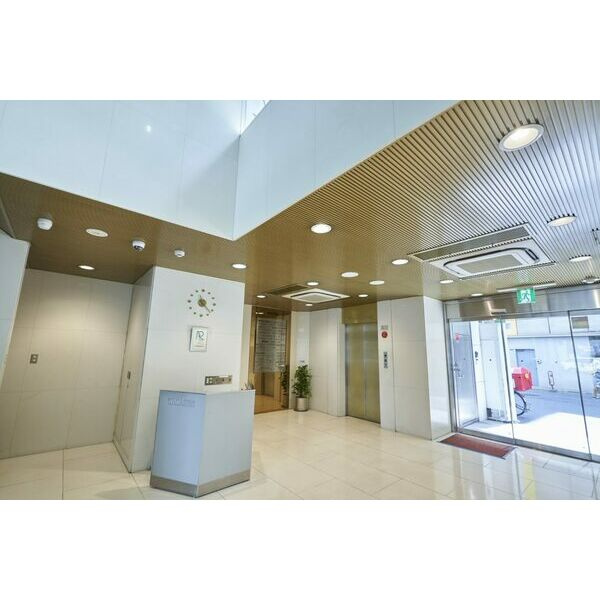 若杉大阪駅前ビルのロビー