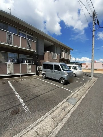 ソレーユ久安の駐車場