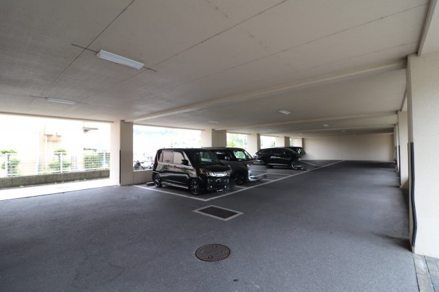 アドバンの駐車場