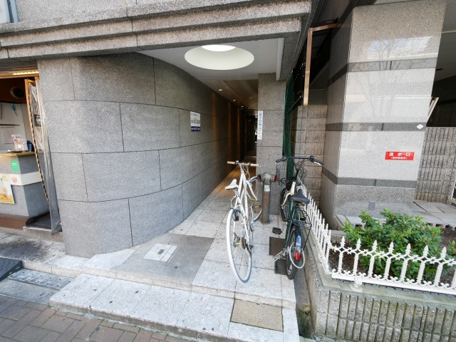 大阪市中央区島之内２丁目の賃貸マンションのエントランス