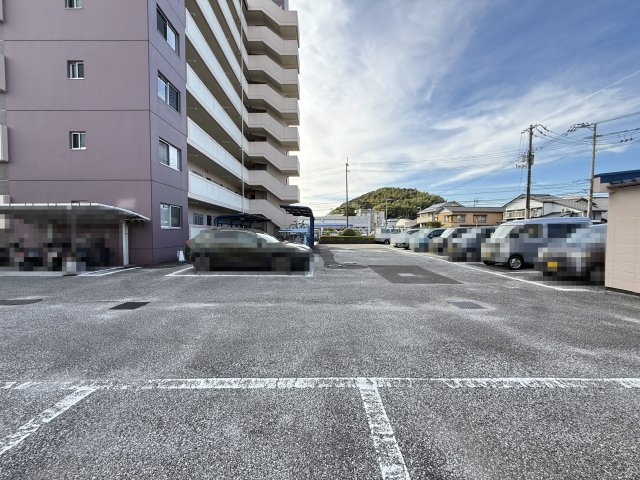 ハイツサンヴァリエの駐車場