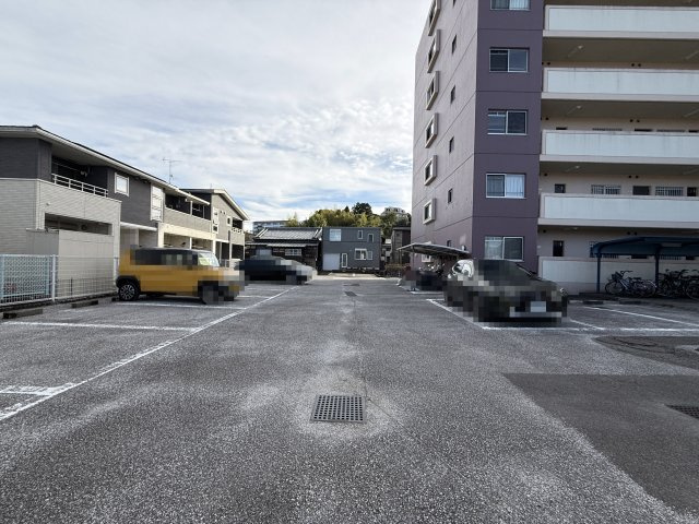 ハイツサンヴァリエの駐車場