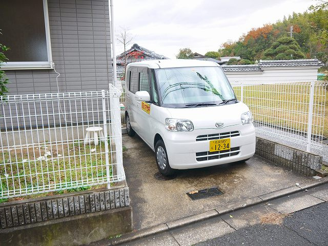 プラムヒルBの駐車場