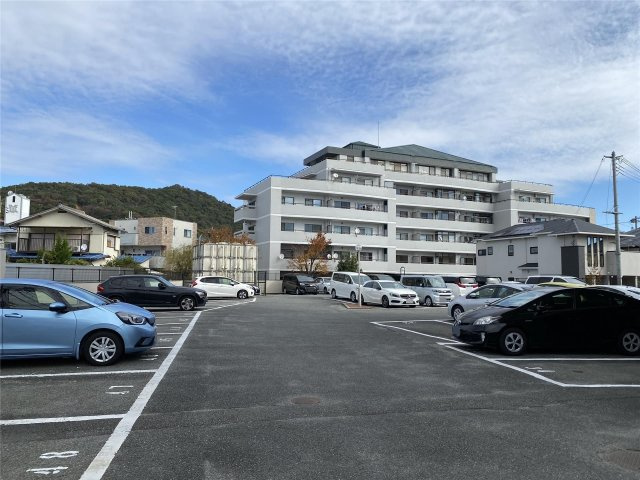 キャッスルコート東辻井の駐車場