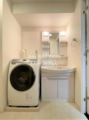 【洗面所】 | ベルパーク靭本町 | 鏡の両サイドに収納棚を設置、整理整頓をサポート！