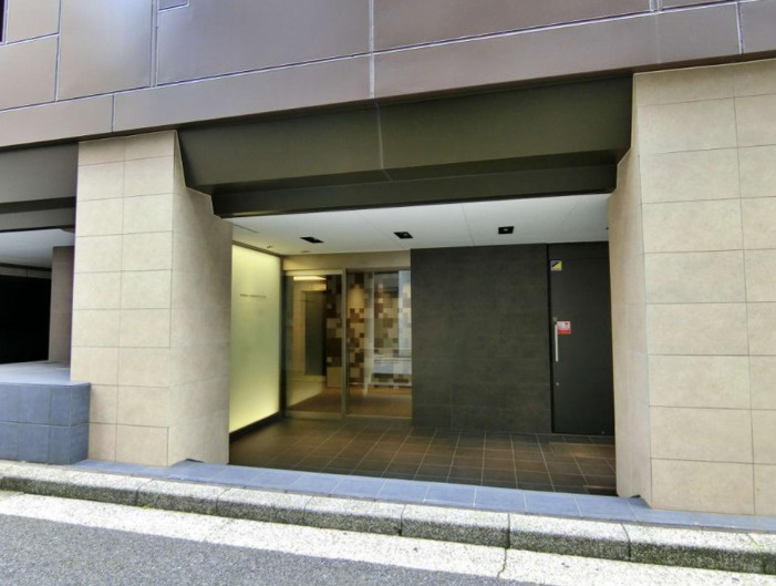 新橋安達ビルのエントランス|落ち着いたエントランスです