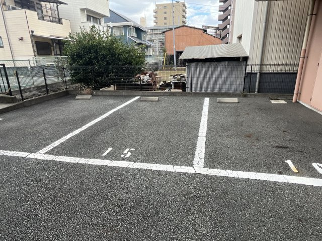 キャッスルコート西新町の駐車場