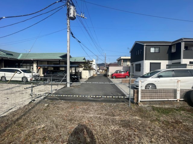 桜川市岩瀬（西区）337坪売地の前面道路含む現地写真|北側入り口を撮影（この道路は接道要件満たしていません）