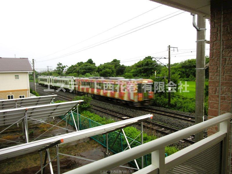 アパルトマン・エム|西側すぐ脇に東北本線が走っています。踏切も近いです。