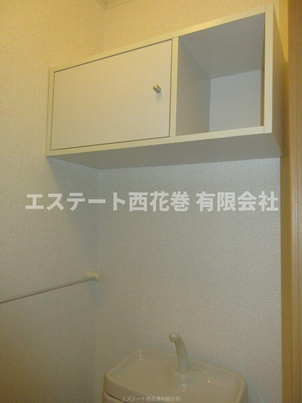 アパルトマン・エム|トイレにも収納棚があります