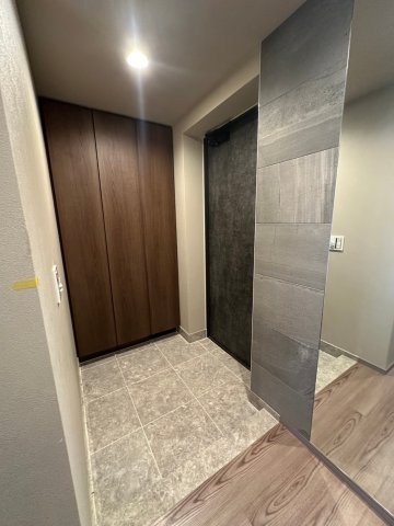 プラウド高田馬場の玄関|☆居室まで目隠しの入る玄関です☆
※ハウスクリーニング前