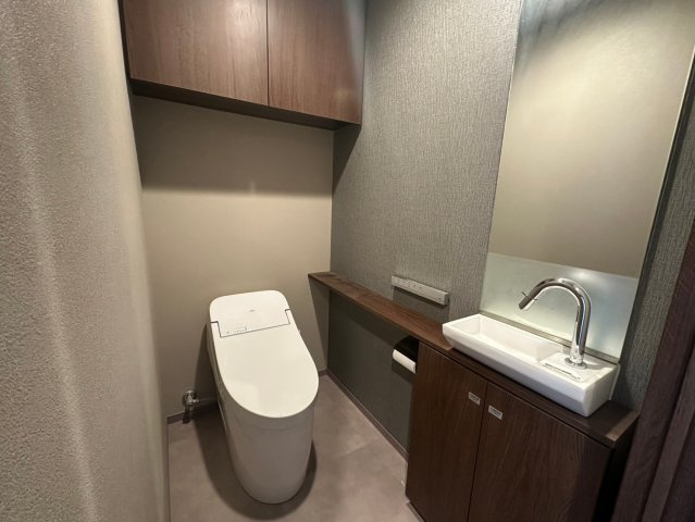 プラウド高田馬場のトイレ|☆手洗い洗面付のタンクレストイレ☆
※ハウスクリーニング前