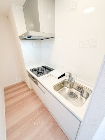 Augustaのキッチン|3口コンロ・グリル付きの使いやすいシステムキッチンです♪