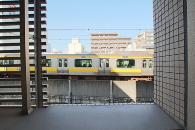 室内から総武線が眺められます♪