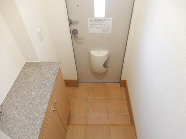 神戸市垂水区乙木３丁目のアパートの玄関