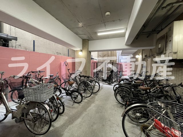 ブルグリンコート布施駅前の駐車場|車をお持ちの方に嬉しい駐車場付きの物件です
