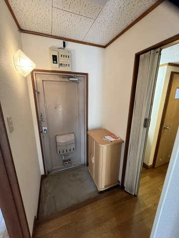 若草ハイツの玄関