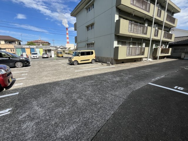 若草ハイツの駐車場