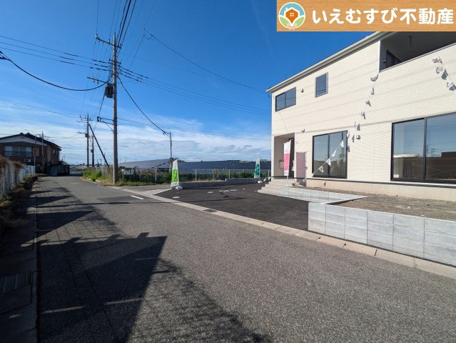 Cradle garden　太田市尾島町第2の前面道路含む現地写真|南西角地で開放的
ゆとりの広さの前面道路でお車の出し入れ楽々♪南西角地で日当り良好！