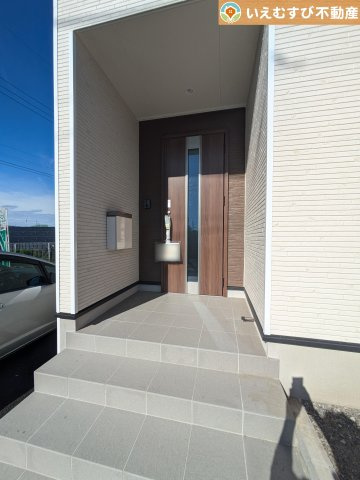Cradle garden　太田市尾島町第2のエントランス|落ち着いた色づかいのエントランス
駐車場からアクセスの良いエントランス。雨の日や荷物が多くても安心の動線♪
